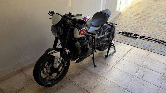 TRIUMPH TRIDENT 660 TRIPLE TRIBUTE EDITION 